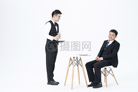 專業(yè)服務(wù)提升品酒體驗(yàn) 服務(wù)與攝影的雙重藝術(shù)